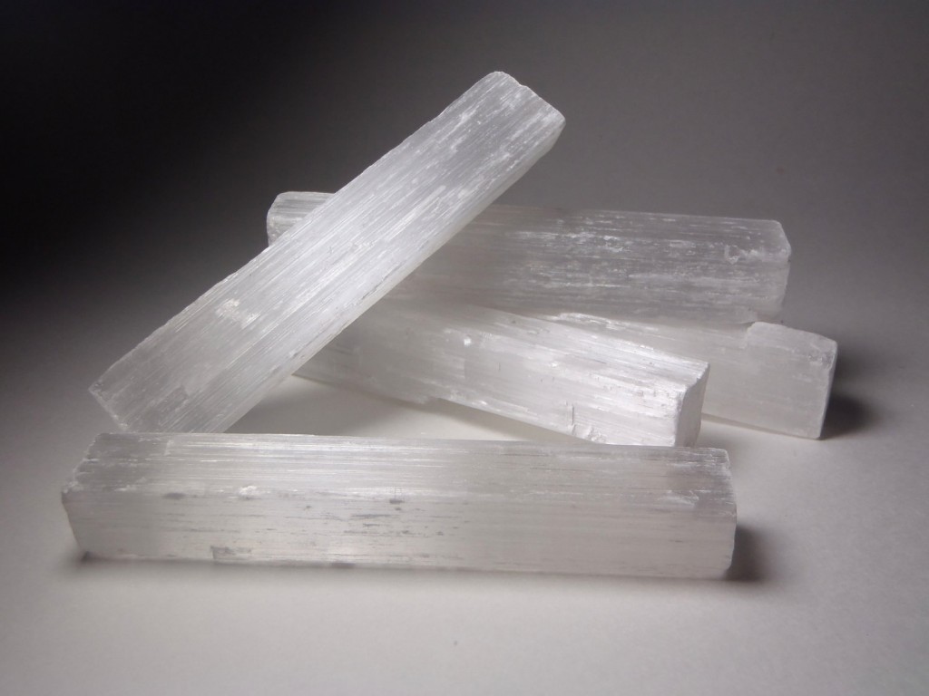 Selenite cleans other crystals